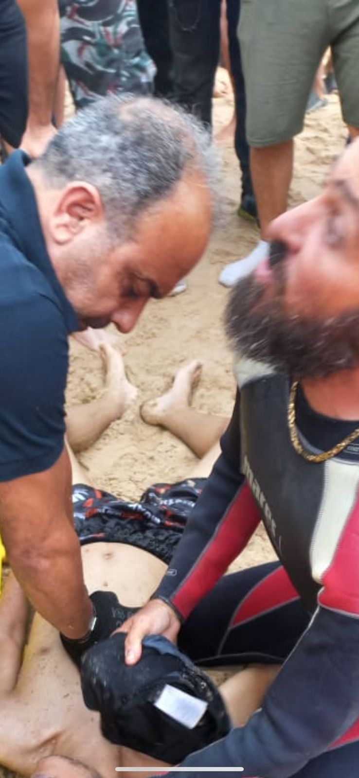 بالصور- الدفاع المدني ينقذ عددا من الأشخاص بعد غرقهم على شاطئ الرملة البيضاء